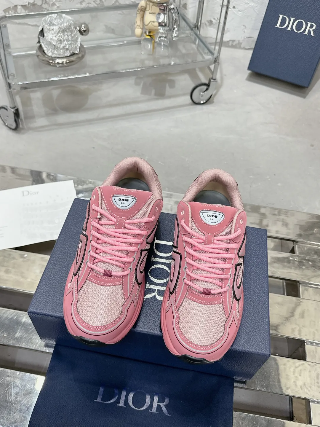 Men's men's shoes 💰600❤️❤️❤️High version Dior Dior's latest color matching B30 series reflective dad sneakers original 17380💰 purchased for development and production Brand new B30 sneakers Dad Shoes style shoes that follow the trend of the retro market The Dior logo on the tongue also indicates that this pair of shoes is the B30 model! B30 uses fine-textured leather and mesh cloth materials to form a shoe body. There are conspicuous letters CD on both sides of the shoe body to indicate identity. Many lines on the shoe body outline details to make the shoes look less monotonous and full of retro flavor. The delivery counter is exquisitely packaged🛍📦 ▪️Fabric: Original customized technical fabric + mesh ▪️Inner lining: Customized breathable lining ▪️Outsole: Original molded IP foam + TPU outsole ▪️Sole thickness: 3.5CM ▪️Size: Women’s size 35-40 / Men’s size 39-46